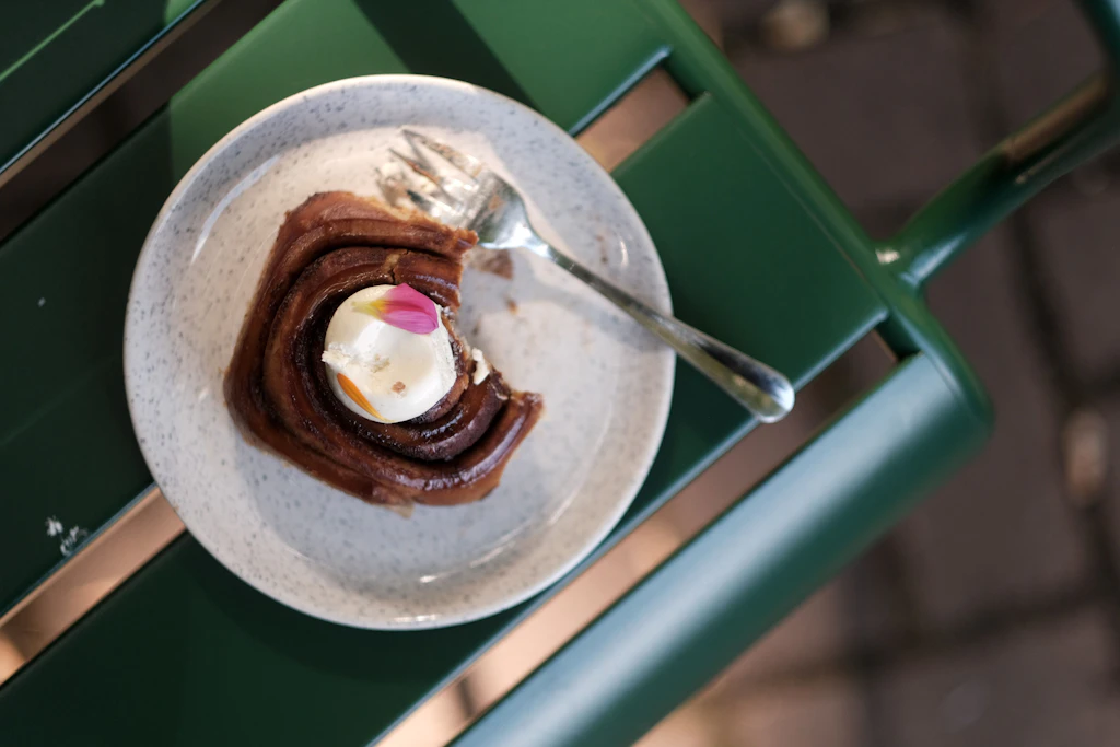 Skandinavia meets Bavaria: Auch eine Brezelzimtschnecke steht im Garten Mitte auf der Karte.
