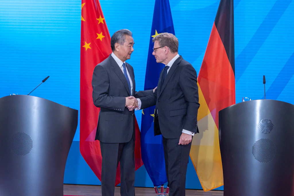 Chinas Außenminister Wang Yi (l.) und Johann Wadephul: Peking will, dass Deutschland im Handelsstreit mäßigend auf die EU einwirkt.