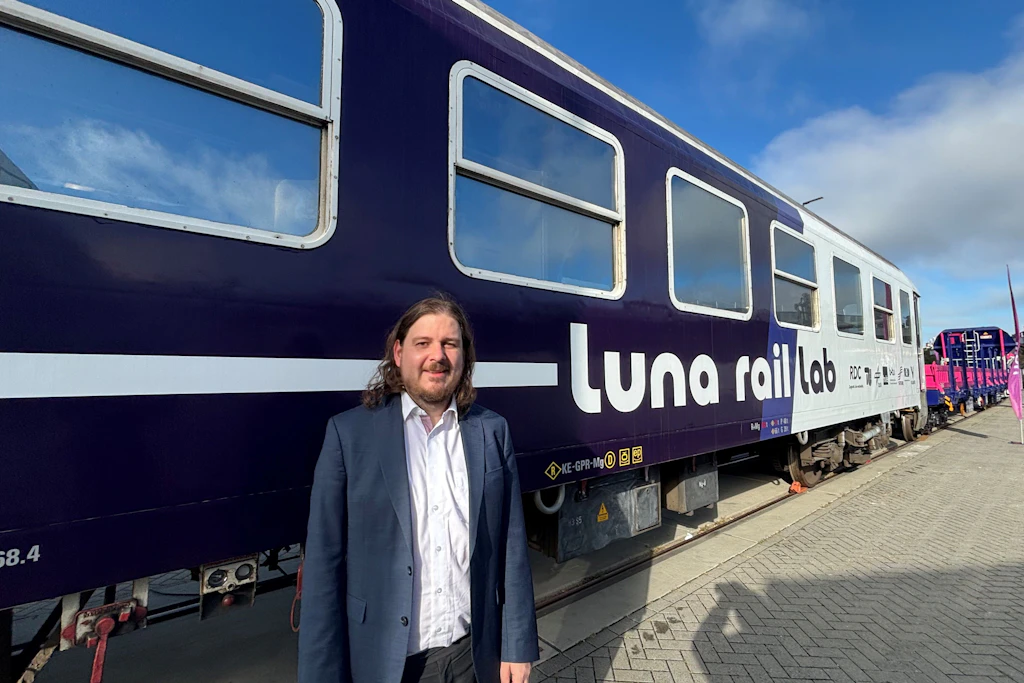 Anton Dubrau von Luna Rail auf dem Innotrans-Freigelände vor dem Wagen, der künftig weiter ausgebaut werden soll. Im kommenden Jahr sollen die Probefahrten beginnen.