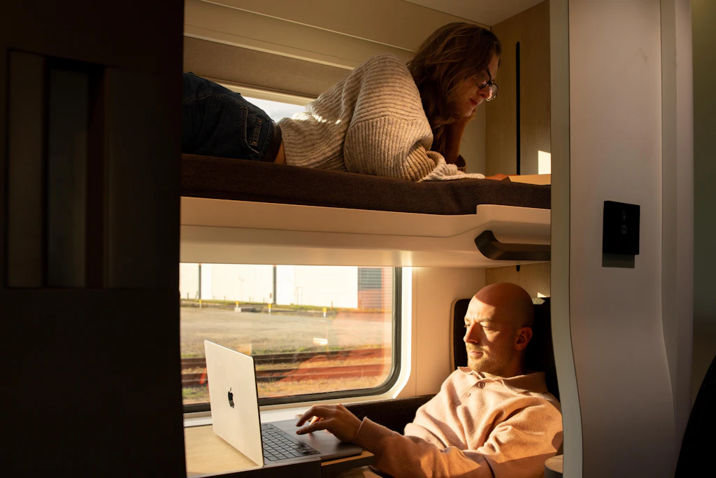 Erst arbeiten, dann schlafen: Ein Blick in einen Double-Vista-Room von Nox Mobility. Auf der Innotrans in Berlin ist er jetzt zu sehen.