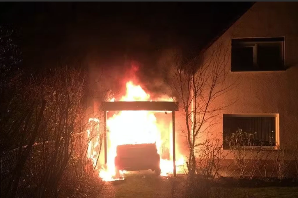 2018 verübten mutmaßlich Neonazis einen Brandanschlag auf das Auto von Ferat Koçak.