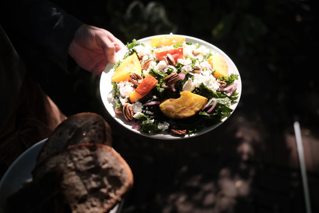 Gesünder kann’s kaum werden – mit einem Herbstsalat mit Grünkohl und Kürbis.