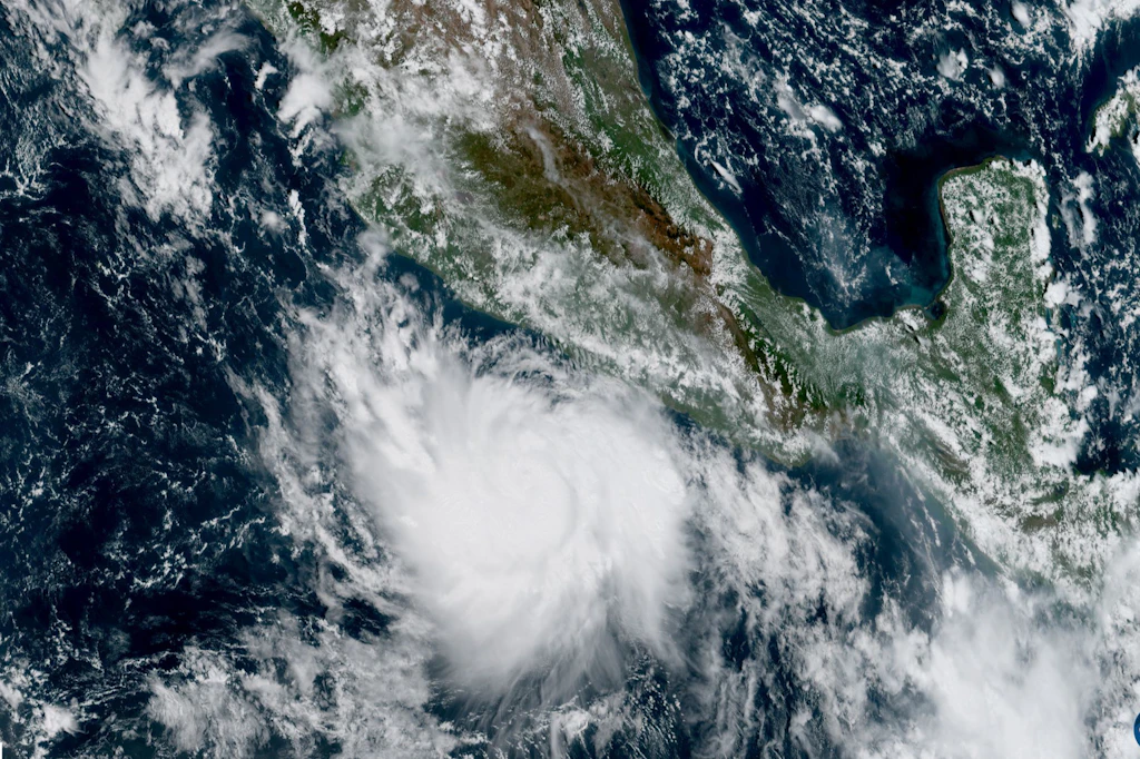 Satellitenbild von Hurrikan Polo über dem Pazifik vor Mexiko. Der Sturm verstärkte sich am Dienstag bis zur höchsten Kategorie 5.