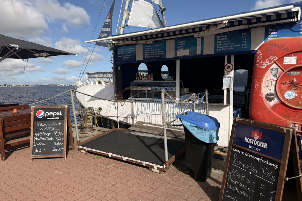 Die Fischbrötchenbude am Rostocker Stadthafen