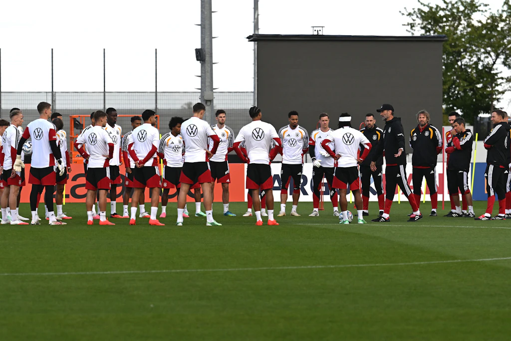 Bundestrainer Jürgen Klopp spricht zu seinen (ersten) Spielern.