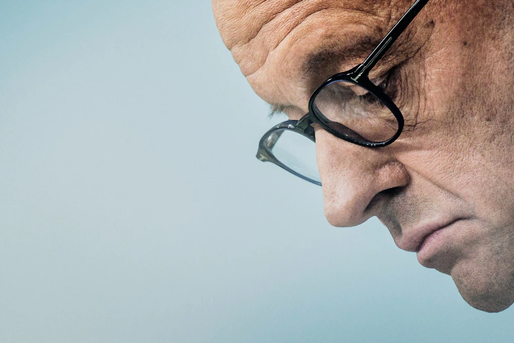 Das Sinnbild des Niedergangs, wenngleich nicht der Auslöser: Friedrich Merz, CDU-Bundeskanzler, wirkt angeschlagen – so wie die gesamte Berliner Republik.