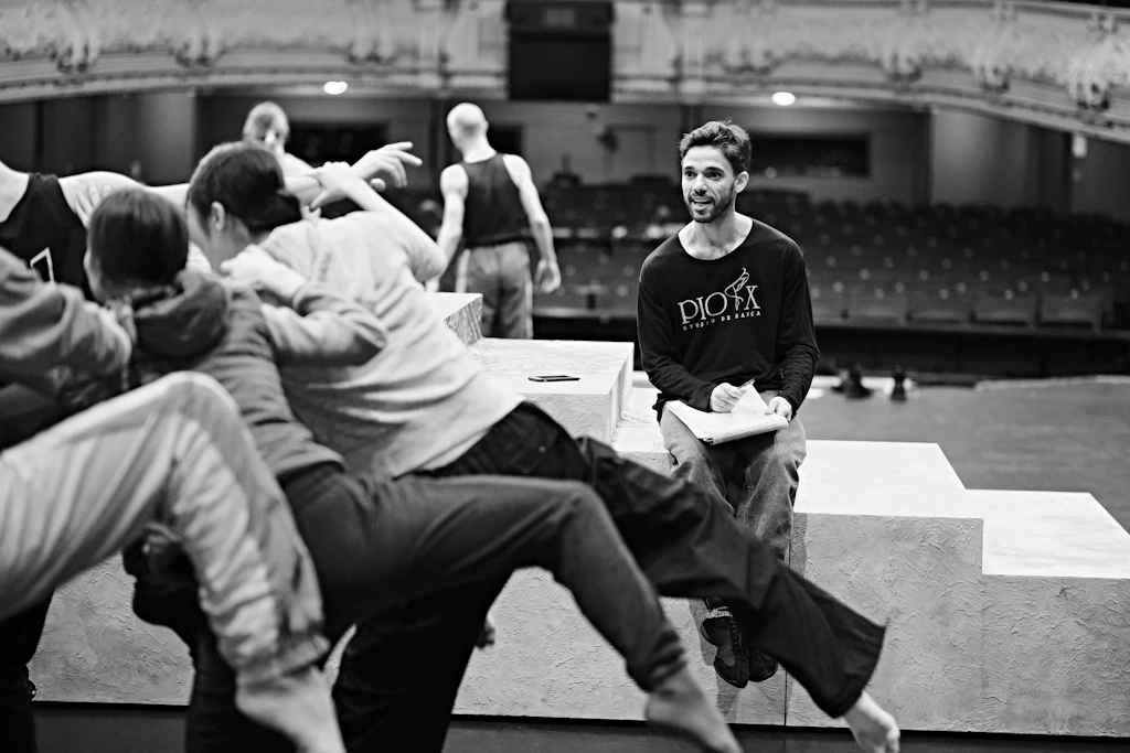Der Ballettdirektor und Chefchoreograf des Mecklenburgischen Staatstheaters in Schwerin, Jonathan dos Santos, bei einer Probe.