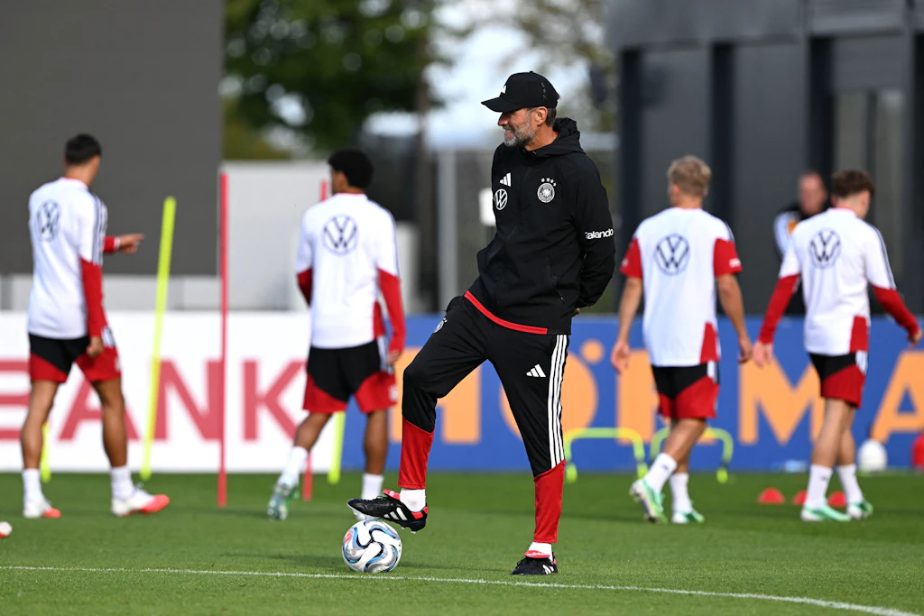 Klopp legt los: Am Dienstag hat er den ersten seinen zwei Kader zusammengetrommelt.