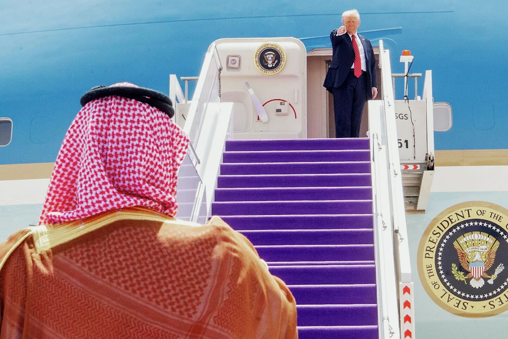 US-Präsident Donald Trump winkt vor dem Abflug vom King Khalid Airport in Riad.