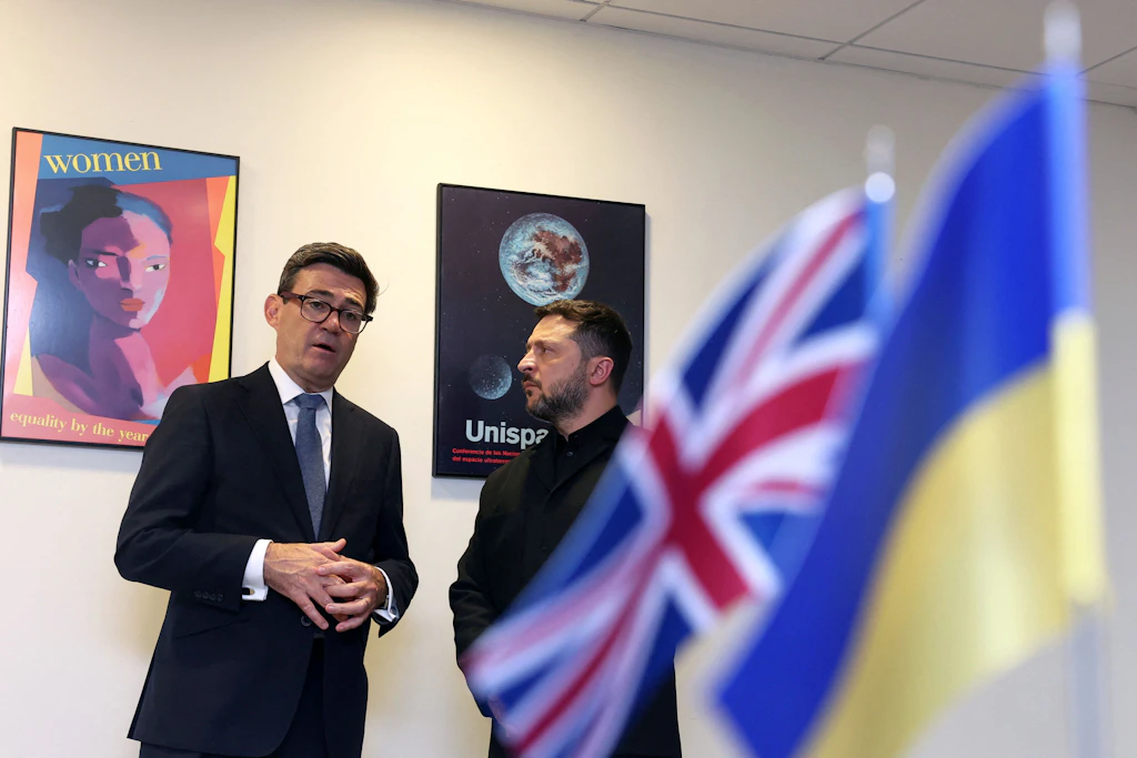 Der britische Premierminister Andy Burnham (l.) trifft sich am Rande der Generalversammlung der Vereinten Nationen mit dem ukrainischen Präsidenten Wolodymyr Selenskyj.