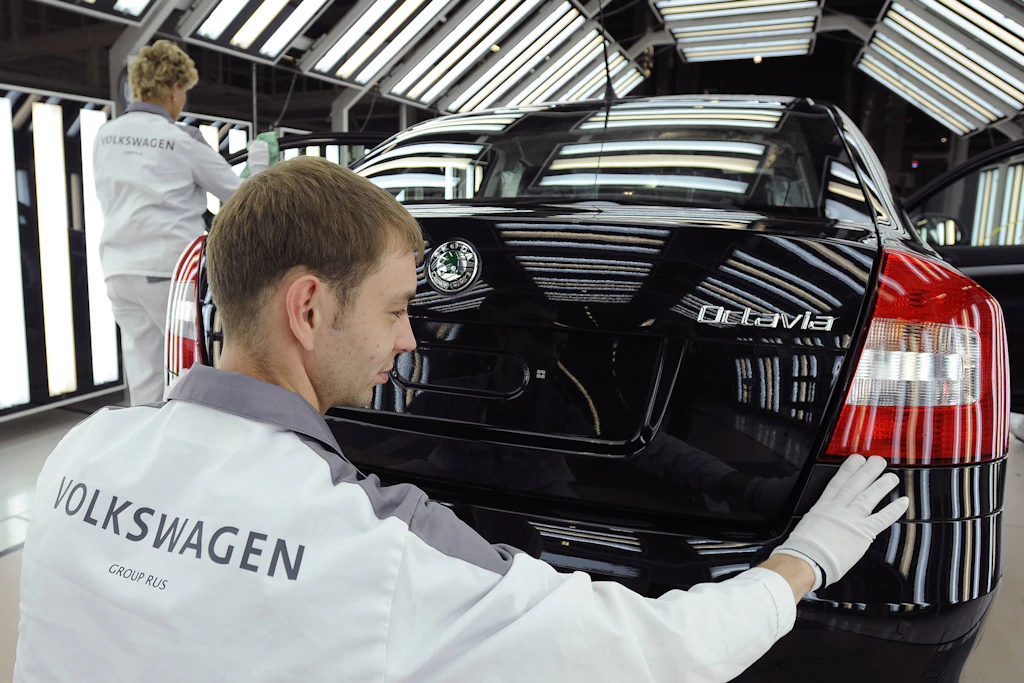 Ein Mitarbeiter der VW-Sparte VW Rus poliert im Oktober 2009 einen frisch montierten Skoda Octavia (Archivbild).