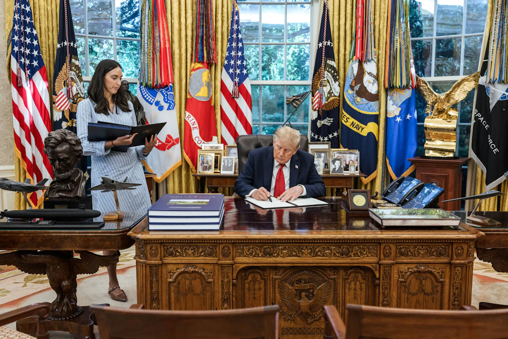 Donald Trump bei der Unterzeichnung des neuen Sanktionsgesetzes am 18. September, das auch Russlands LNG-Geschäft ins Visier nimmt.