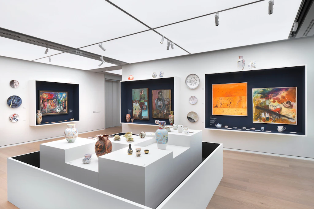So aufgeräumt war es in der echten Werkstatt natürlich nie: Blick in die Ausstellung mit der musealen, damit überaus akkuraten Version der Keramikwerkstatt Wilfriede Maaß