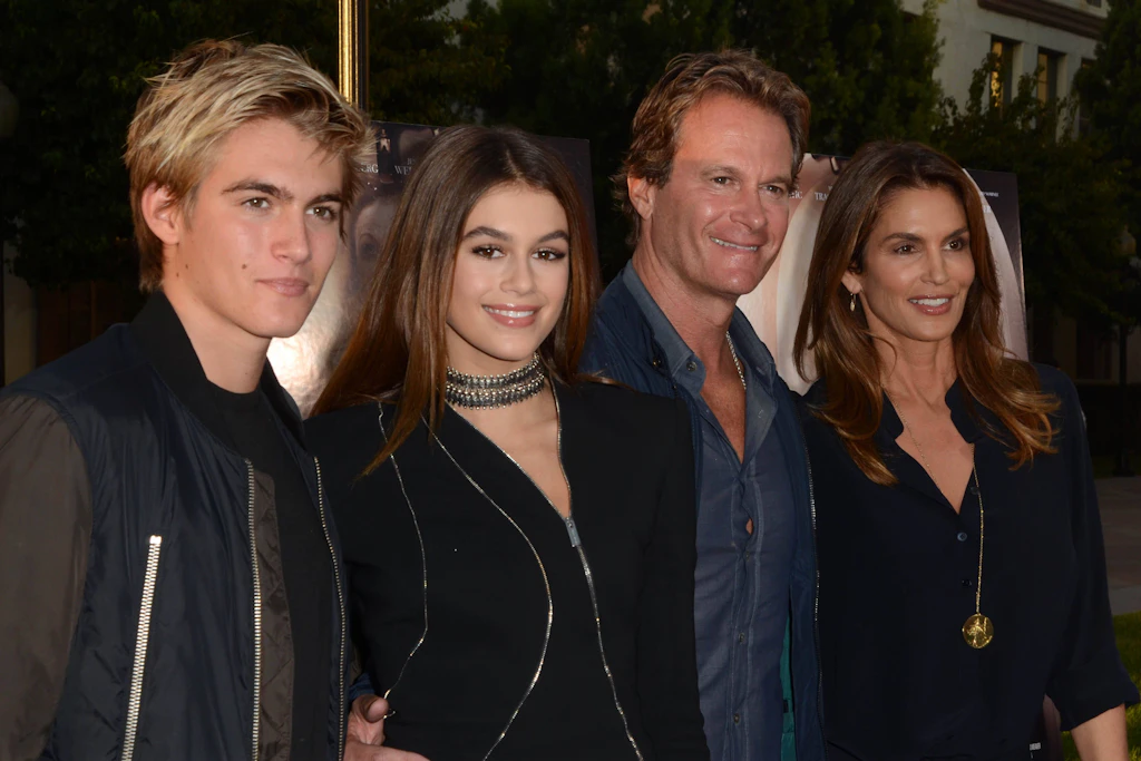 Nach dem Tod von Presley Gerber (l.) wehrt sich Cindy Crawford (r.) und ihre Familie nun gegen schwere Vorwürfe.