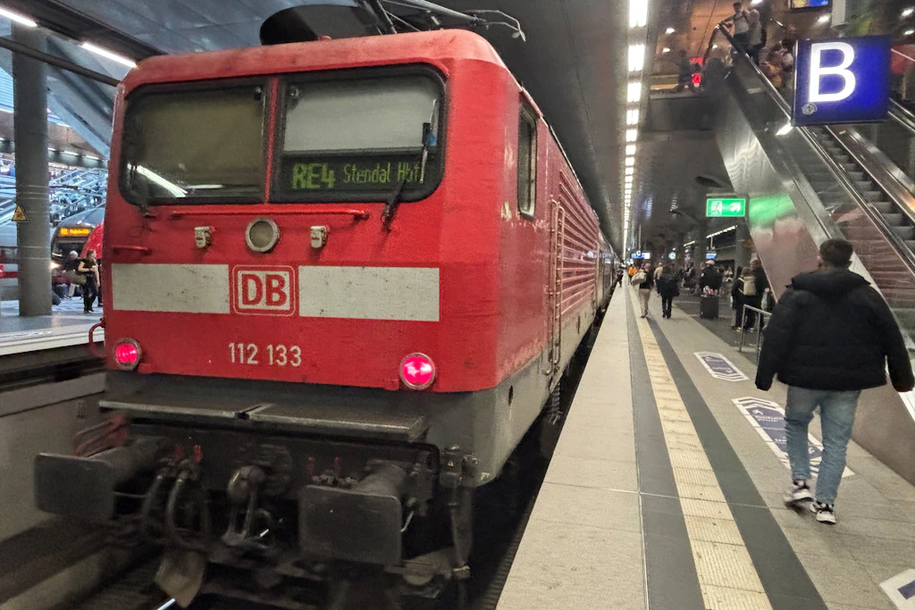 Noch fährt der Regionalexpress RE4 von Berlin (hier im Hauptbahnhof) nach Wustermark, Rathenow und Stendal. Doch ab 2. Oktober müssen Fahrgäste mit dem Bus fahren.