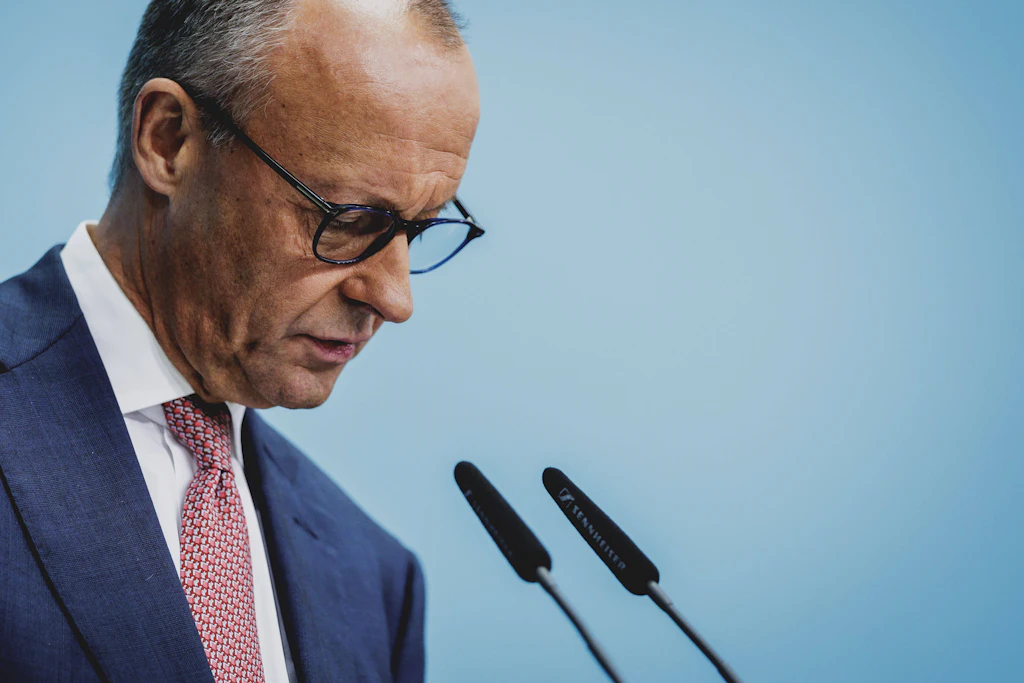 „Merz ist ein Witz“: So wird der Kanzler nach CDU-Absturz im Ausland wahrgenommen