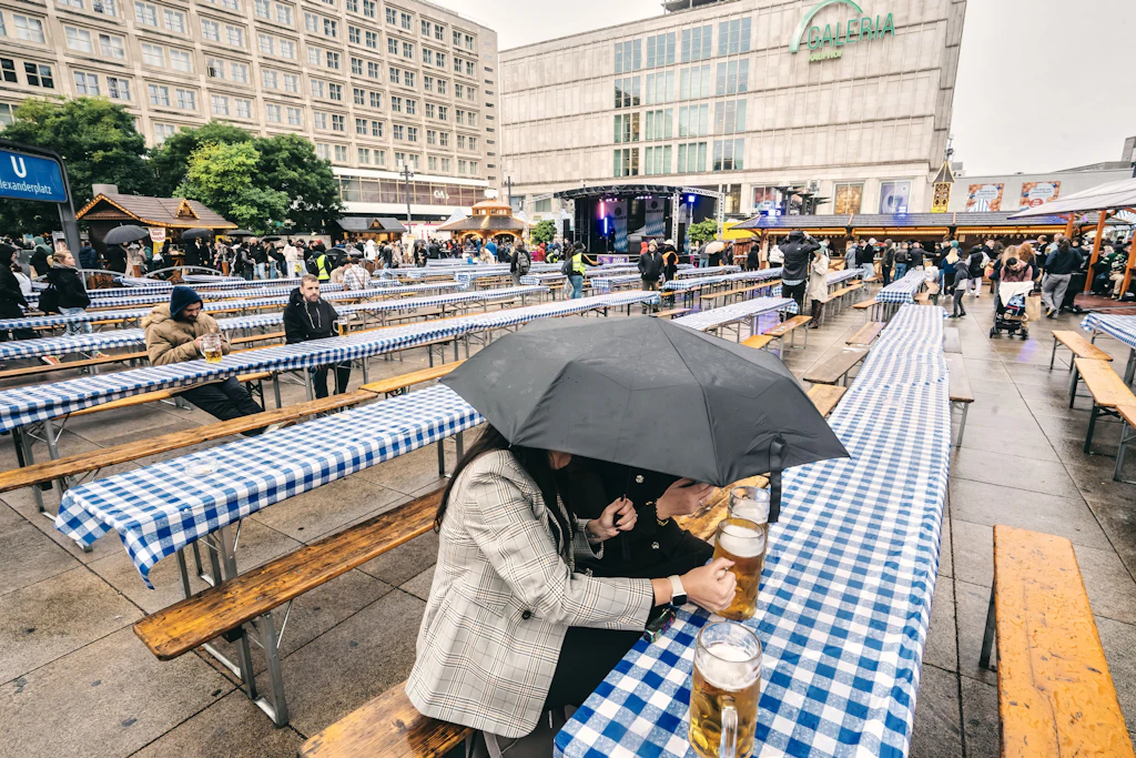 Wiesn-Stimmung unter dem Regenschirm in Asphaltwüste: Noch Fragen?