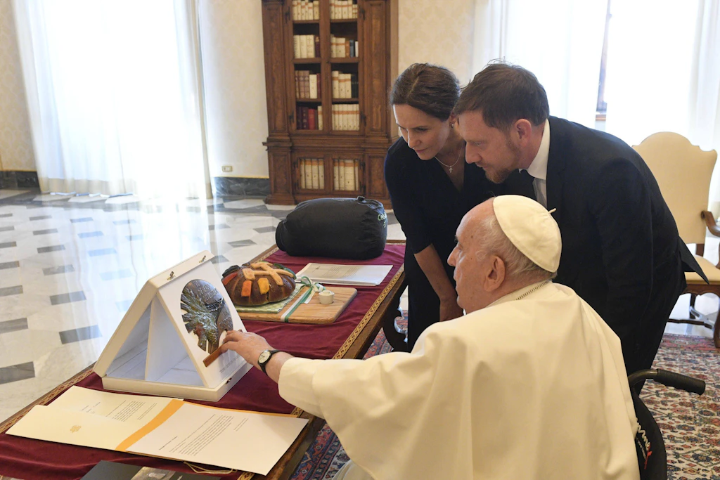 Sachsens Ministerpräsident Michael Kretschmer und seine Frau wurden bereits 2022 vom damaligen Papst Franziskus empfangen. 