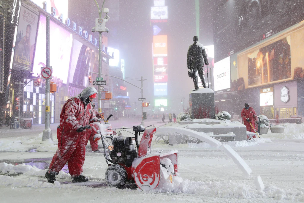 Schneefräse statt Schaufel: Arbeiter räumen bei dichtem Schneefall den Times Square in New York. Für den kommenden Winter zahlt die Stadt ihren Schnee-Aushilfen bis zu 45 Dollar pro Stunde. (Archivbild)