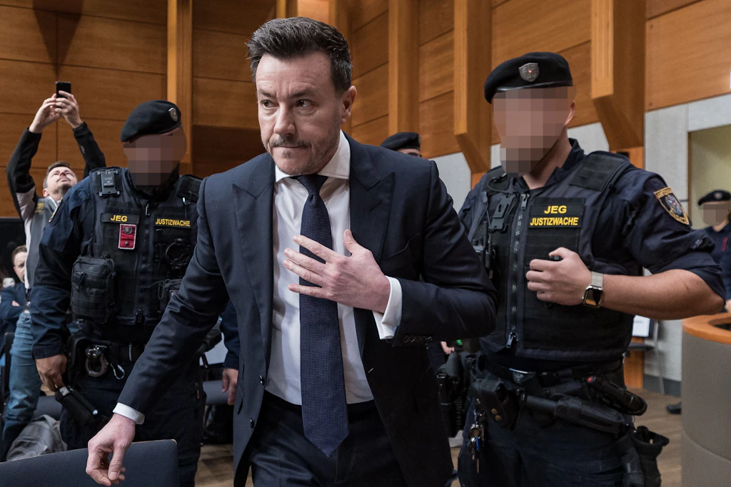 Der Angeklagte René Benko während der Wiederaufnahme des Verfahrens im Landesgericht in Innsbruck.