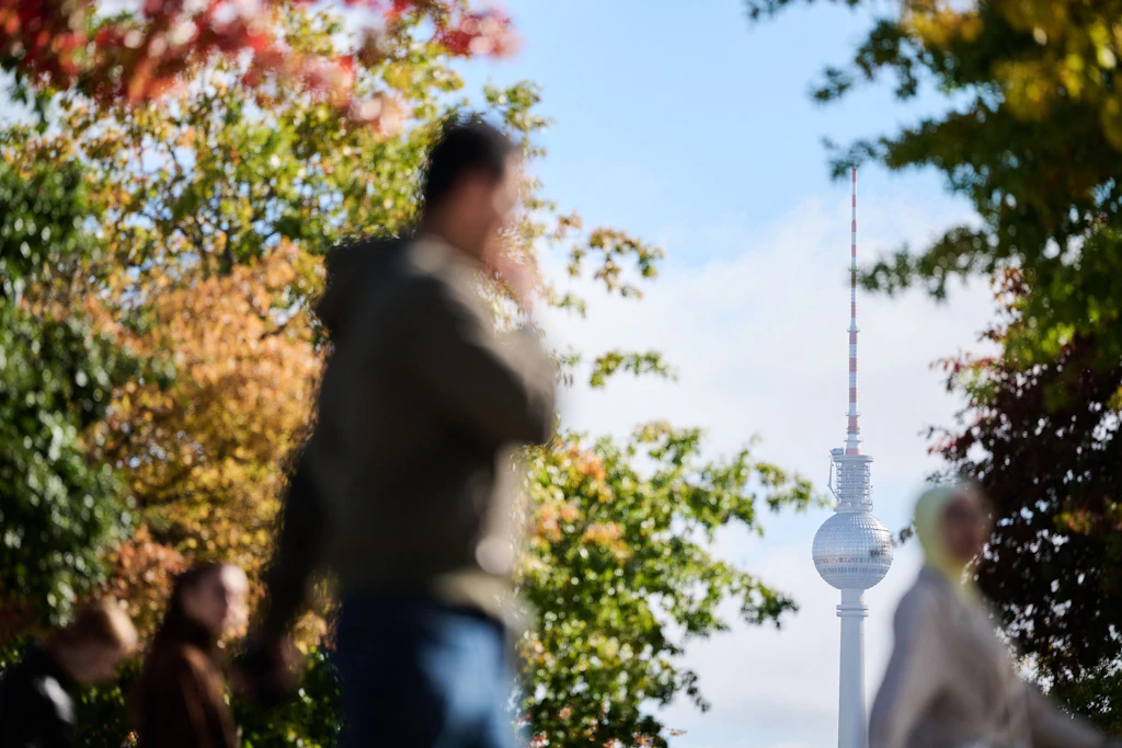 Passanten vor der Kulisse des Berliner Fernsehturms: Der Herbst lädt zum Spazieren ein.