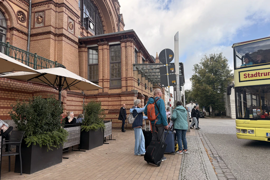 Am Bahnhof in Schwerin geht das Leben wie überall in Mecklenburg-Vorpommern nach der Landtagswahl weiter.