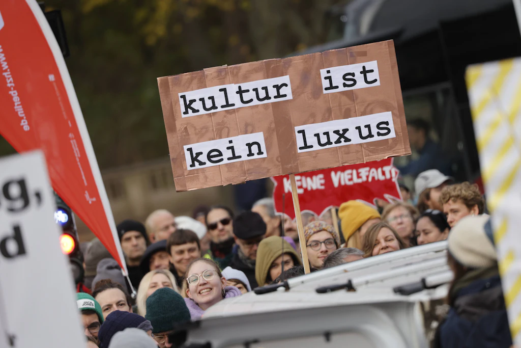 Mehrere tausend Berliner protestierten im November 2024 auf dem Platz des 18. März gegen den Sparkurs der schwarz-roten Koalition.