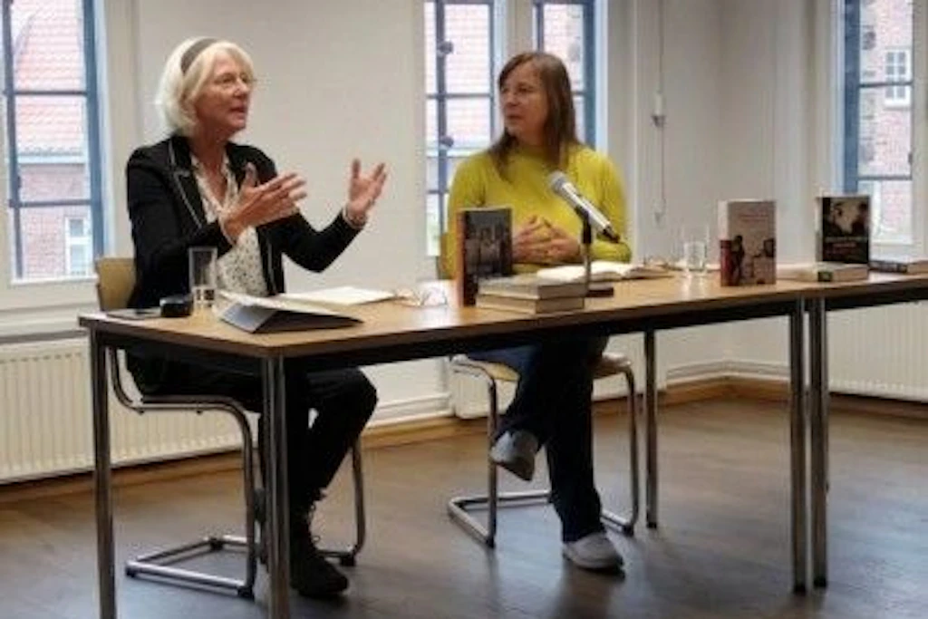 Sabine Michel (l.) und Dörte Grimm haben zwei Bücher geschrieben, die helfen könnten den Osten und seine Menschen zu verstehen. Am Freitag sind sie in Plauen zu Gast.