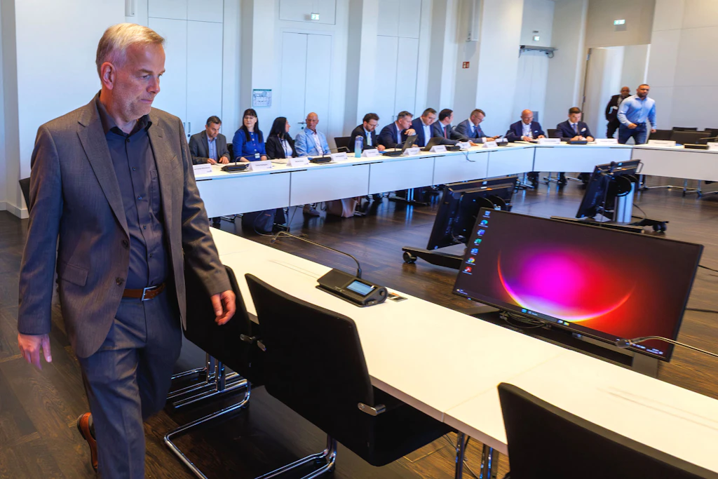 Leif-Erik Holm, Ministerpräsidentenkandidat der AfD, geht vor Beginn der ersten Fraktionssitzung der AfD im Demmlersaal im Schweriner Schloss um den Tagungstisch.