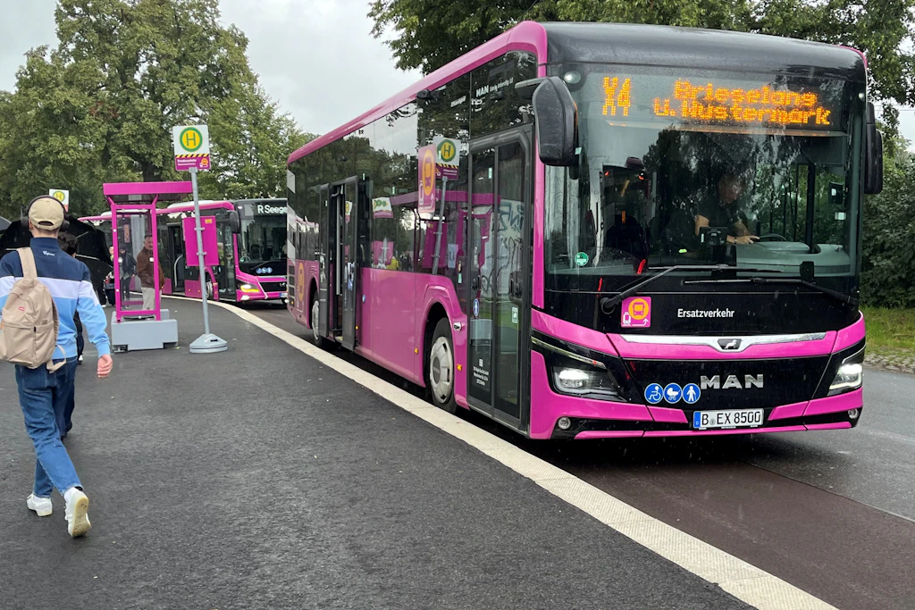 Schienenersatzverkehr statt Zug: Schon während der Sperrung der Hamburger Bahn fuhren Busse nach Wustermark. Ab Oktober trifft es die Strecke Richtung Hannover.