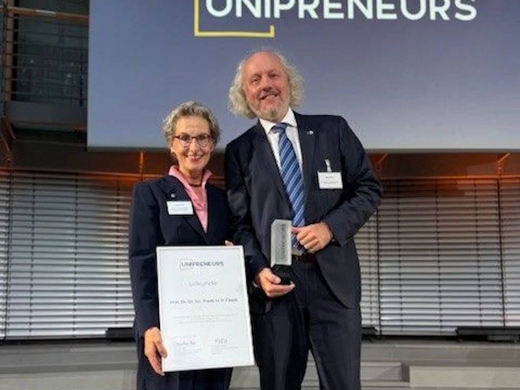 Preisträger Professor Frank H. P. Fitzek mit der Rektorin der Technischen Universität Dresden, Professorin Ursula M. Staudinger.