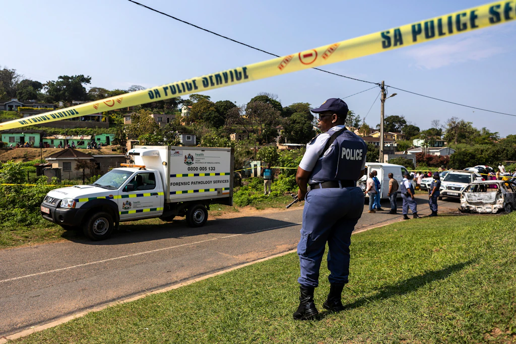 Polizei am Tatort der Schießerei bei Durban vom 23. September. Wenige Tage später wurden bei zwei weiteren Angriffen in Südafrika 27 Menschen getötet.