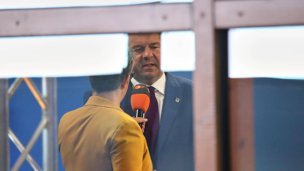 Auftritt vor der Kamera: Sven Schulze stellt sich am Wahlabend den Fragen des ZDF. Zuvor hatte sein Team dafür gesorgt, dass er dem AfD-Wahlsieger Ulrich Siegmund im Studio nicht begegnet.