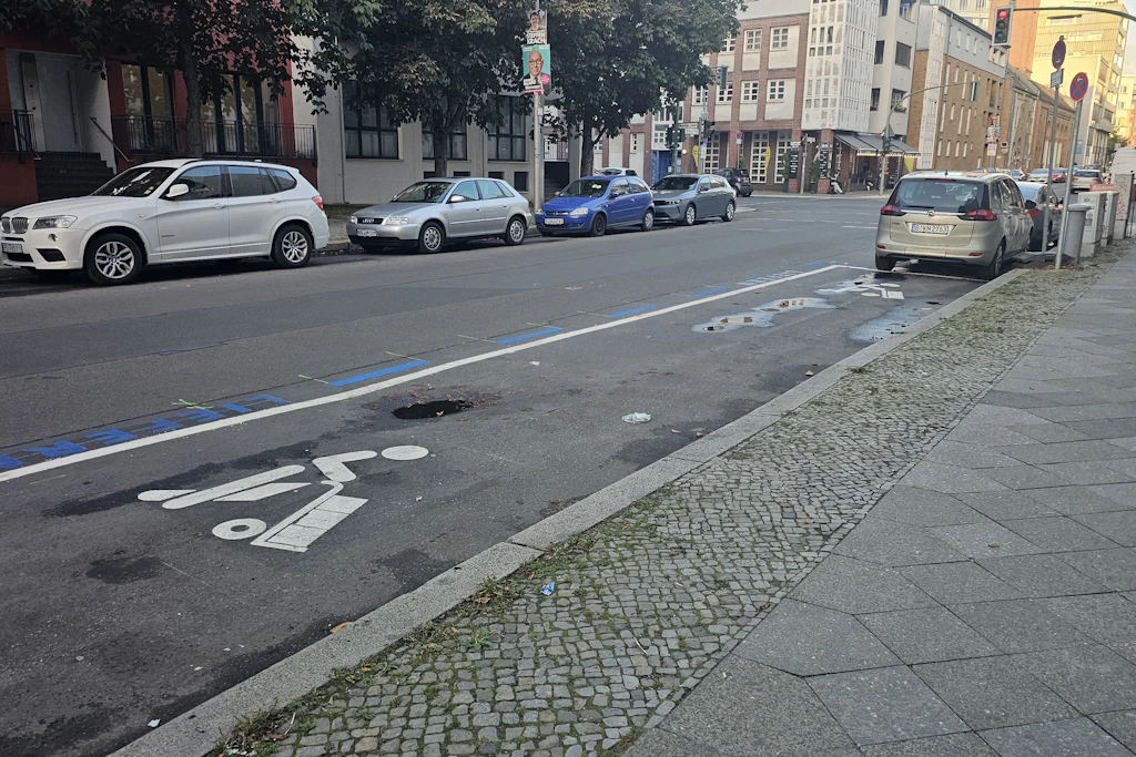 Askanischer Platz: Ladezonen und Roller-Flächen vernichten Parkplätze