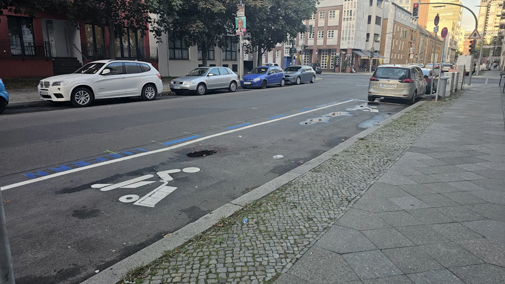 Askanischer Platz: Ladezonen und Roller-Flächen vernichten Parkplätze