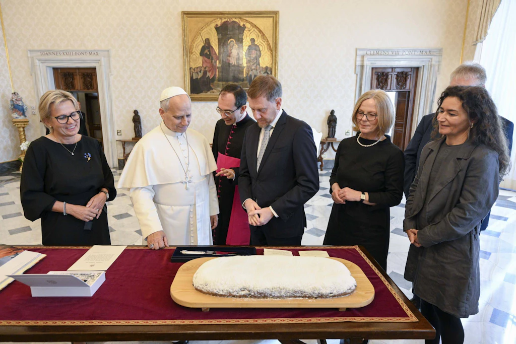 Der Papst bekam einen Erzgebirgsstollen von MP Kretschmer und seinen Ministerinnen Barbara Klepsch, Regina Kraushaar und Constanze Geiert (v.l.) überreicht.