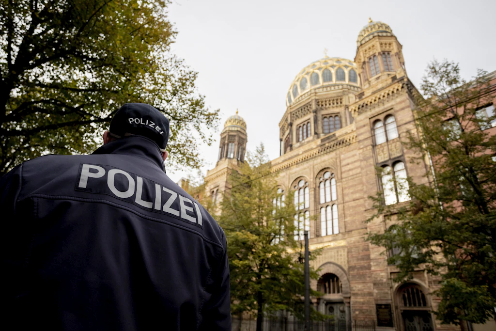 Ein Objektschützer der Polizei steht vor der Neuen Synagoge Berlin.
