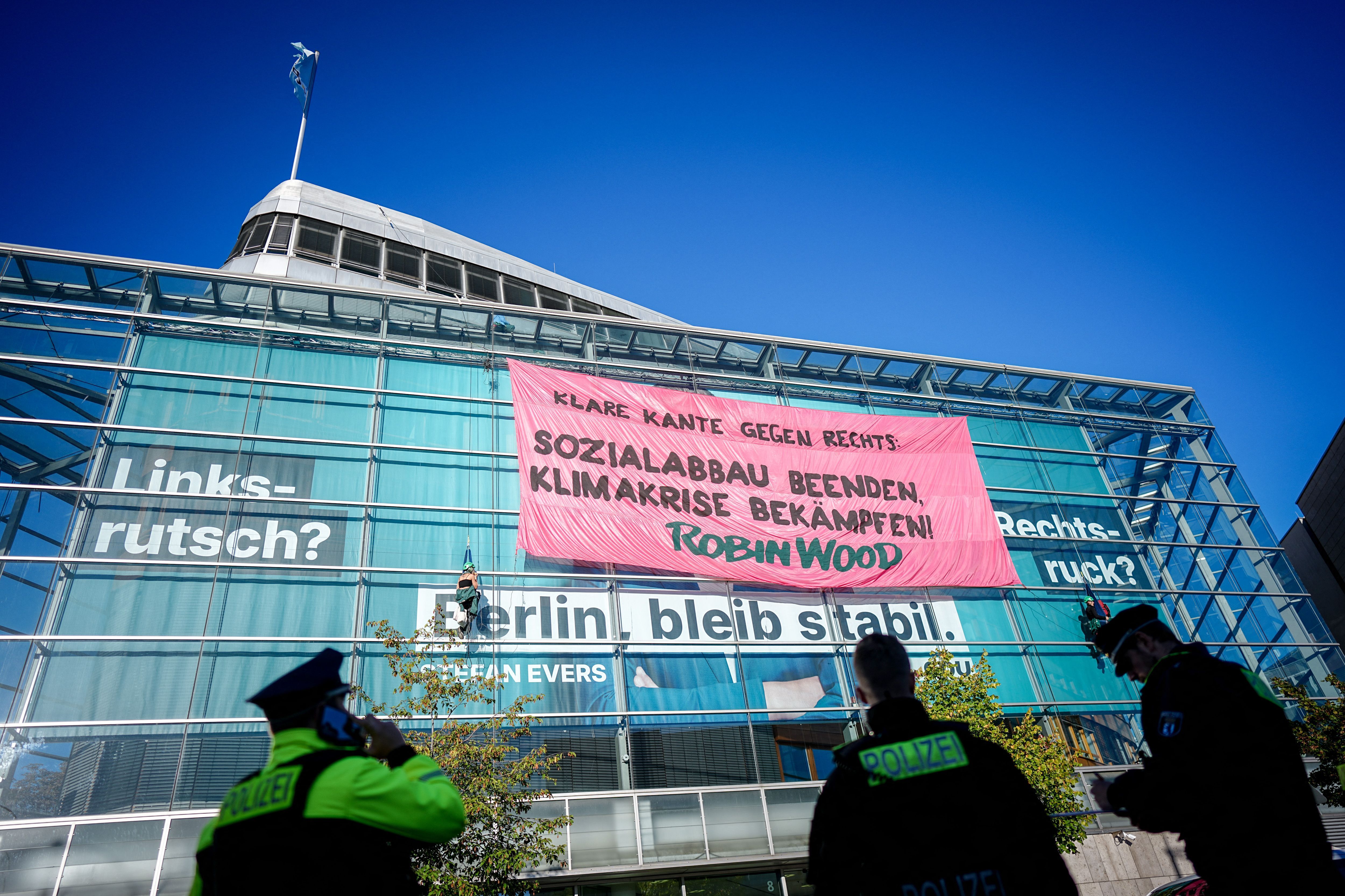 Protest am Konrad-Adenauer-Haus: Klimaaktivisten seilen sich vom Dach der CDU-Zentrale ab