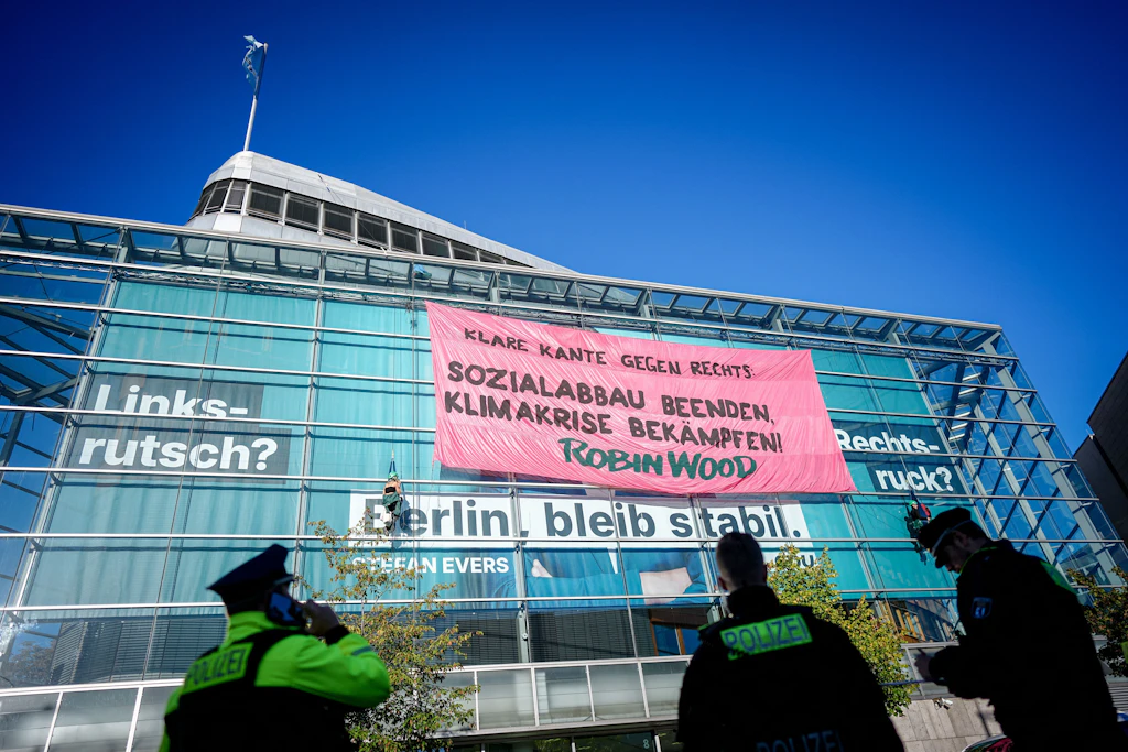 Aktivisten der Umweltschutzorganisation von Robin Wood protestieren auf der CDU Zentrale.