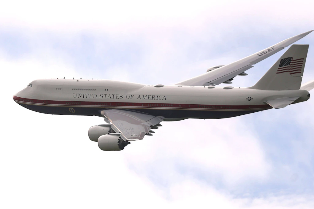 Air Force One über dem Trump International Golf Links im irischen Doonbeg im September 2026. Die US-Präsidentenmaschine ist für Reisen, Krisenfälle und geschützte Kommunikation umfangreich ausgerüstet.