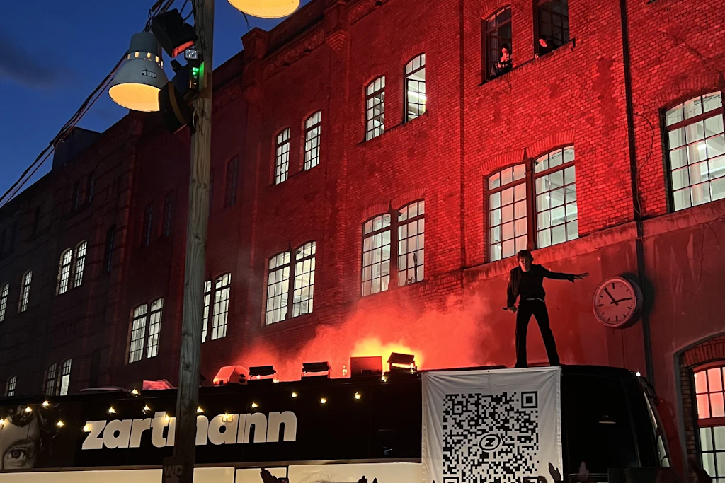 Zartmann live auf seinem Nightliner am Sage Beach in Berlin-Kreuzberg