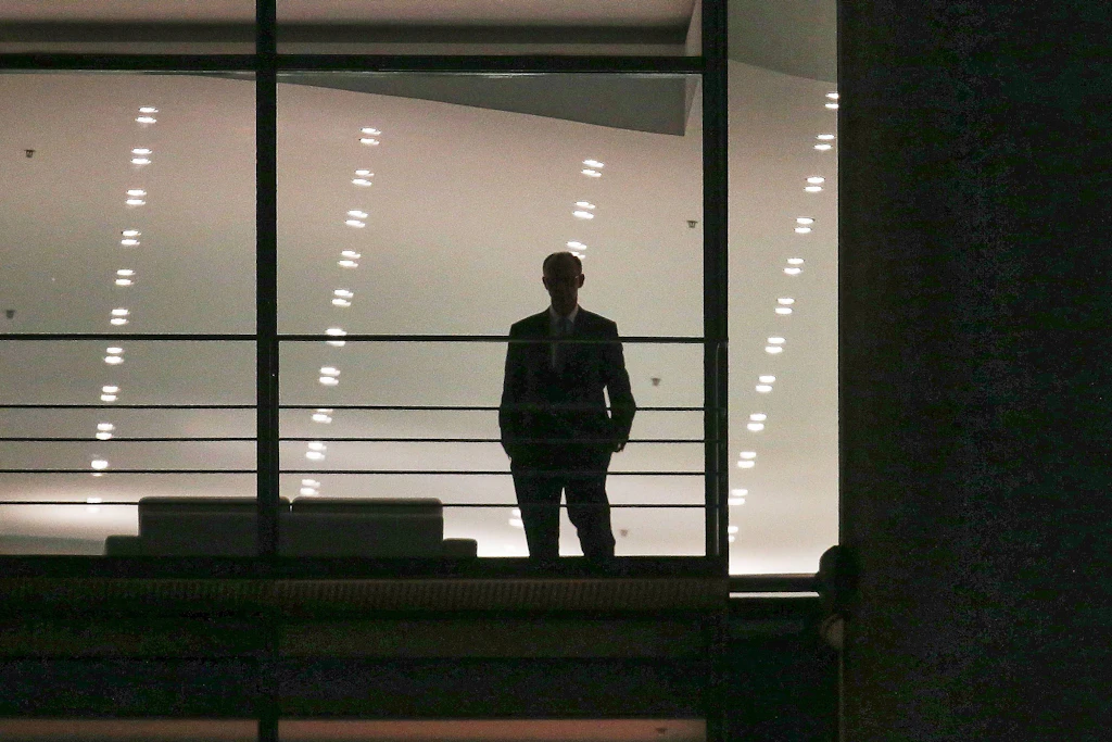 Friedrich Merz betritt am 6. Mai 2025 erstmals sein neues Büro im Bundeskanzleramt in Berlin.