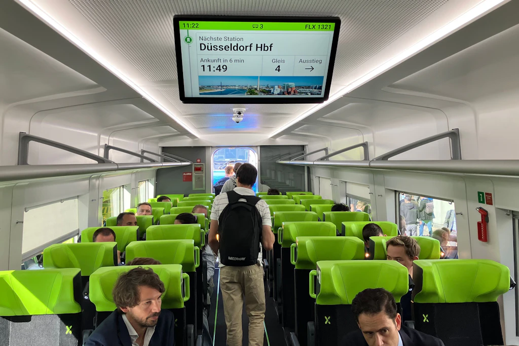 Ein Blick in den neuen Flixtrain-Wagen auf der Innotrans. Der spanische Hersteller Talgo will dem privaten Fernzuganbieter 2028 die ersten Hochgeschwindigkeitszüge liefern.