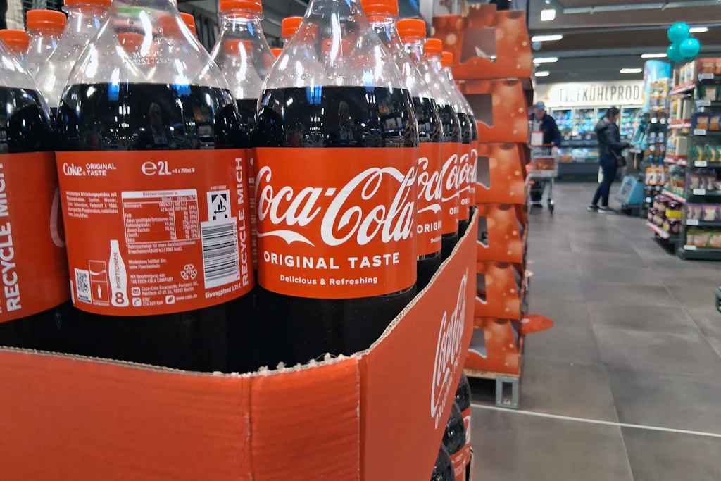 Coca-Cola-Flaschen auf einem Stapel in einem Rewe.