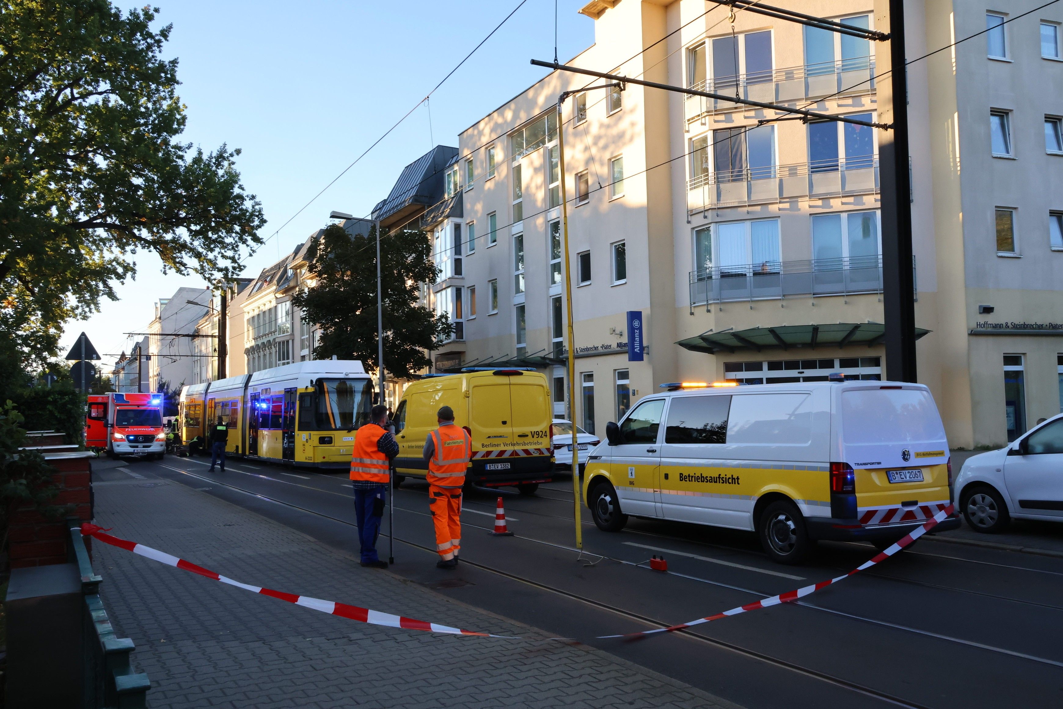 Schwerer Unfall in Grünau: Person von Straßenbahn erfasst und eingeklemmt