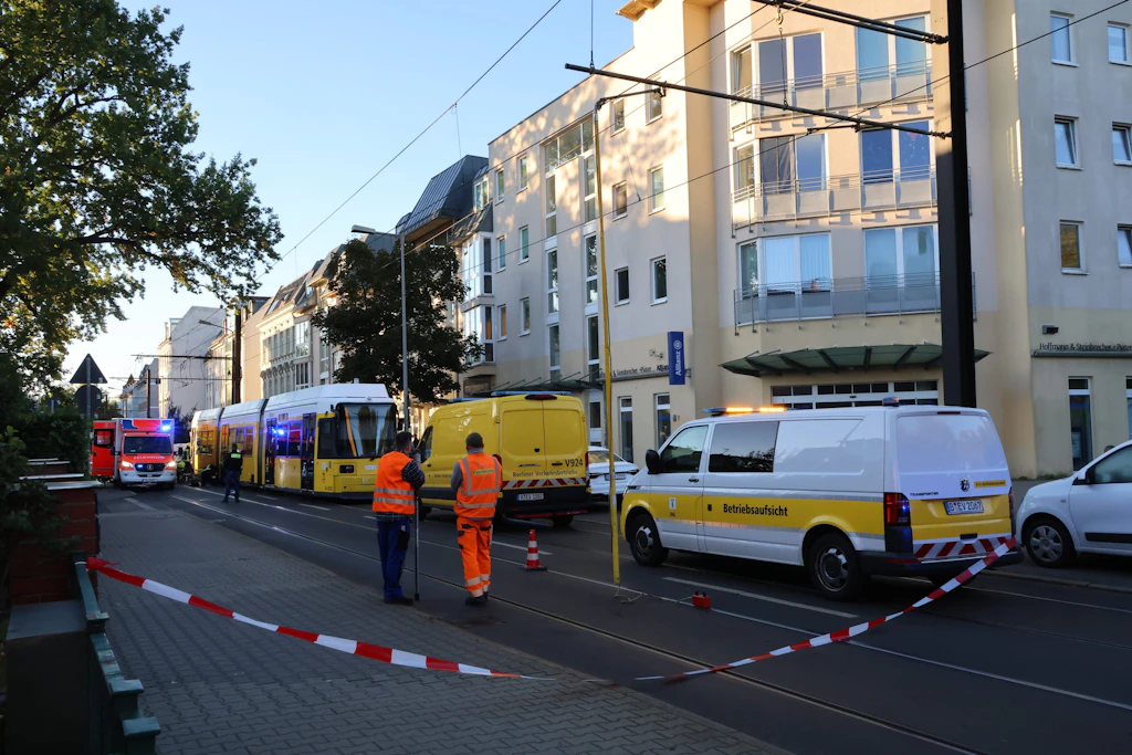 Schwerer Unfall in Grünau: Person von Straßenbahn erfasst und eingeklemmt