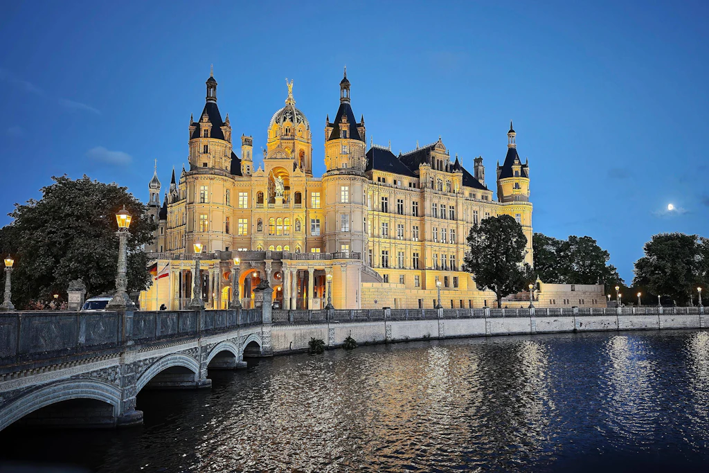 Das Schweriner Schloss: Am 20. September wurde neben dem Abgeordnetenhaus in Berlin auch der Landtag in Mecklenburg-Vorpommern neu gewählt. 