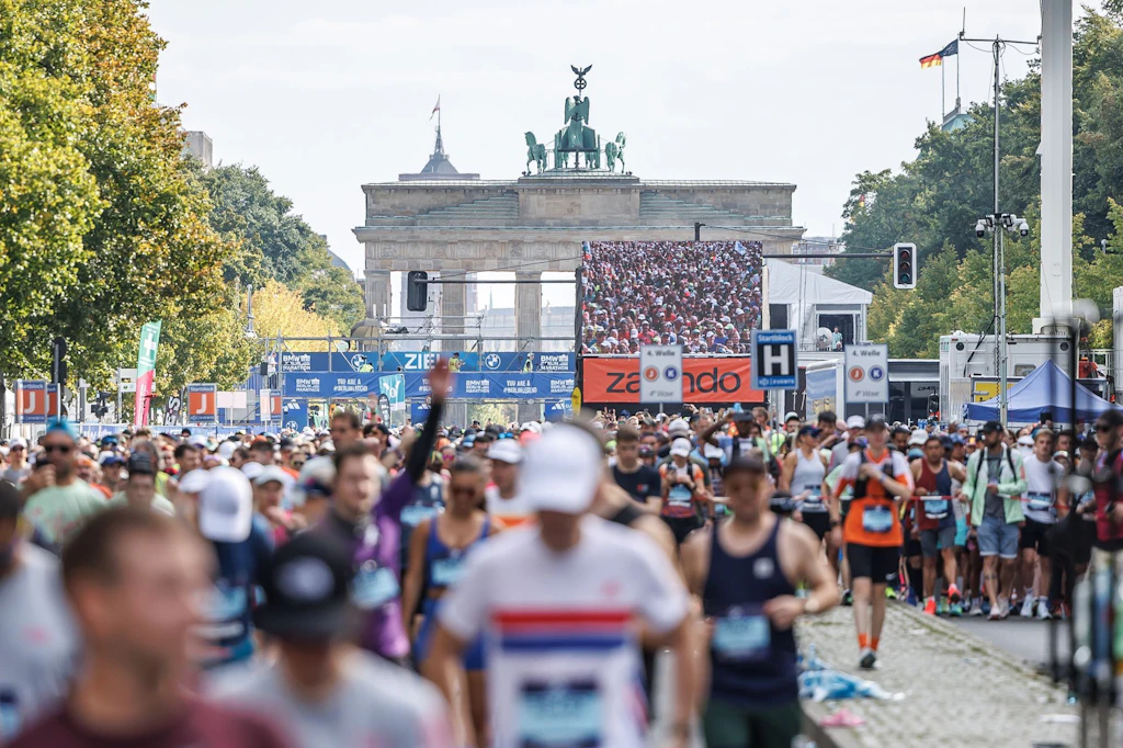 Wer beim Berliner Marathon nicht zu den rund 40.000 Teilnehmern gehört, feuert eben von außen an.