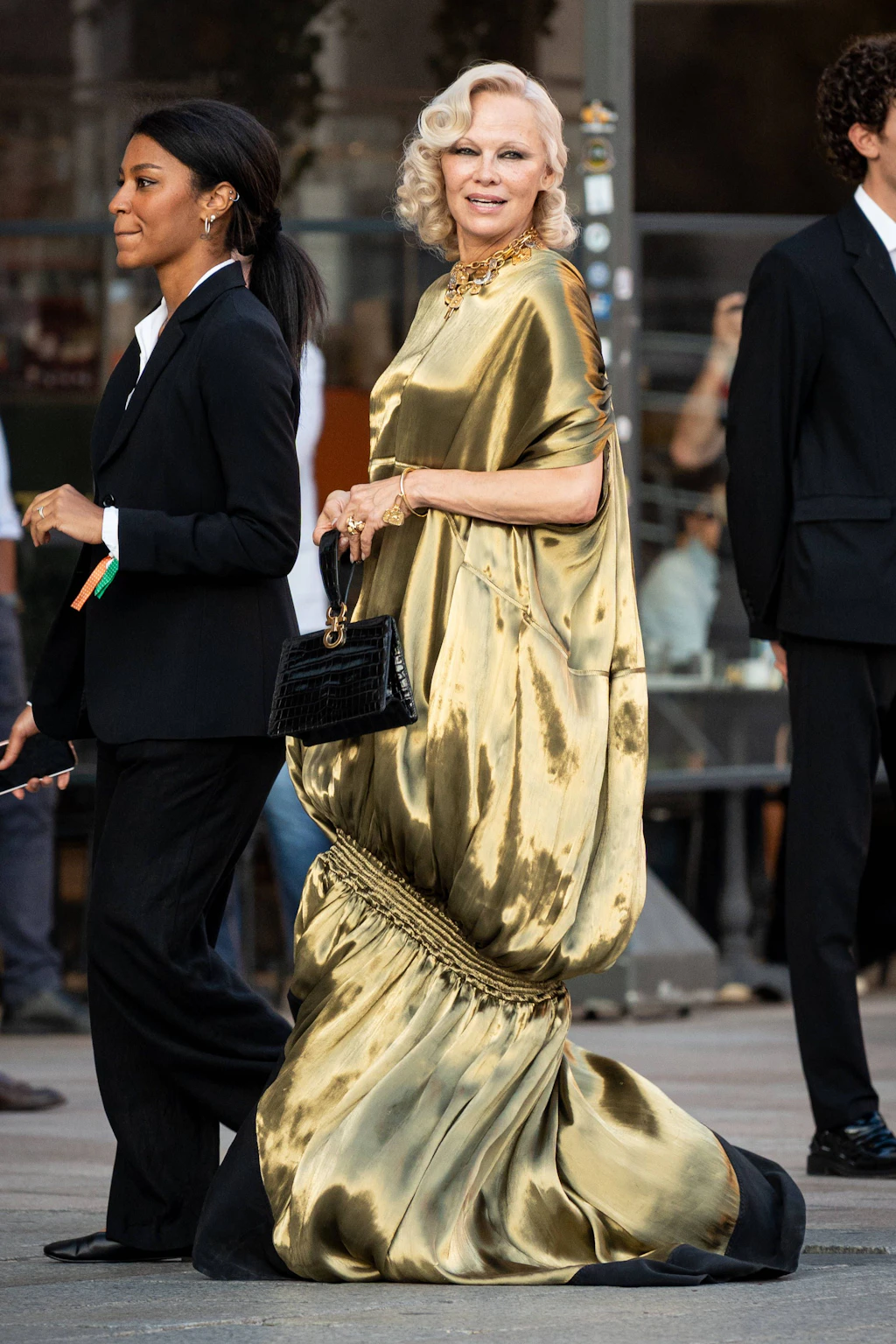Zum Vogue World Event während der Mailänder Fashion Week erscheint Anderson mit einem Smoke Eye-Look.