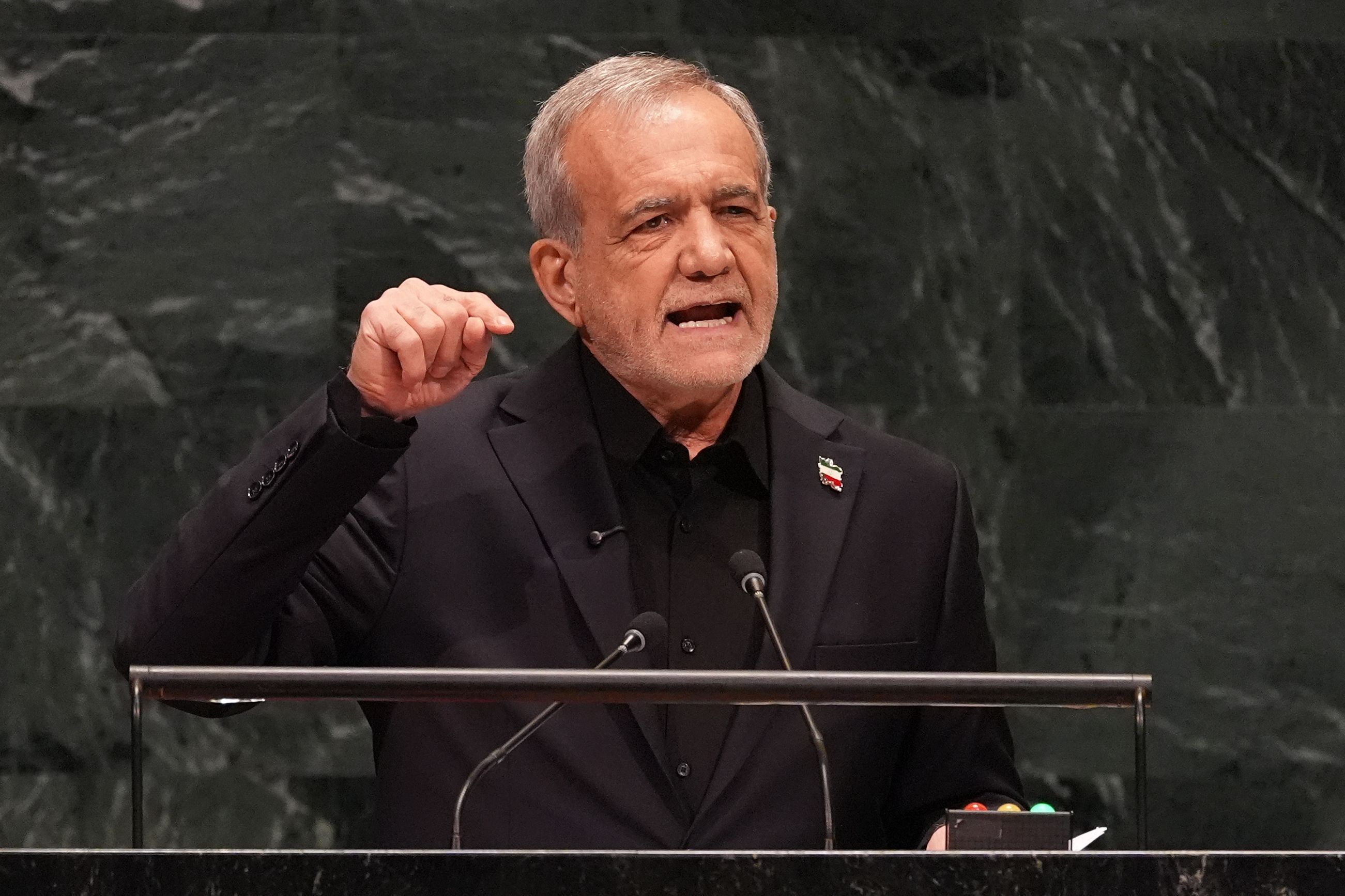 Iran-Präsident kontert Trumps „Vernichtungs“-Drohung: US-Delegation verlässt Saal
